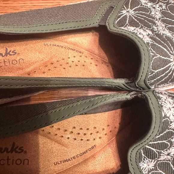 Clarks Women's Pine Green and White Floral Loafers size 8 - Picture 4 of 8